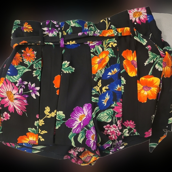 Express Women’s Extreme High Rise Floral Flared Tie Belt Shorts - Picture 6 of 7